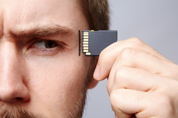 Miért emlékszünk egyes pillanatokra, míg mások nyomtalanul eltűnnek? A tudomány ma már pontosabban érti, hogyan működik az emlékezet – és miért téved néha mégis.