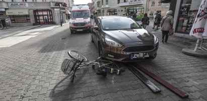 Dramat w Zielonej Górze! Auto bez kierowcy przejechało kobietę