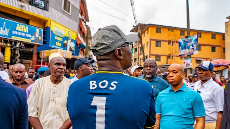 Gov Sanwo-Olu during a tour of communities in Lagos Island for first hand assessment of roads, drainage and other infrastructural facilities in line with plans for urban regeneration and renewal, January 11, 2019 (Lagos govt)