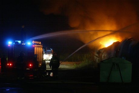 09.07.2007 Wilanow kolo Jedrzejowa (swietokrzyskie). Duzy pozar fabryki plastiku .Fot. Dariusz Gacek