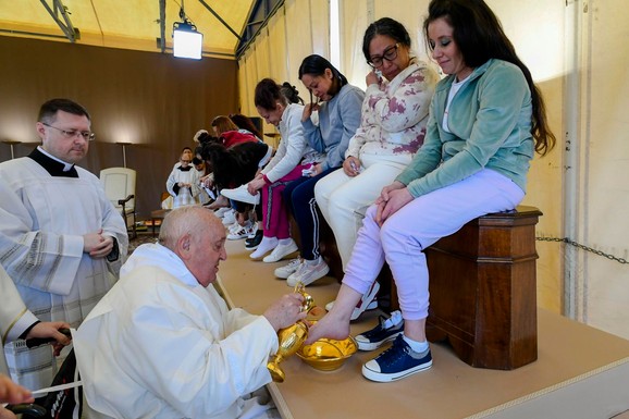 Papa Franja ritualno oprao noge 12 žena u zatvoru (FOTO, VIDEO)