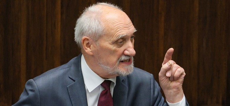 Awantura w Sejmie. "Freudowska pomyłka" Macierewicza. Poseł PiS nie chciał zejść z mównicy