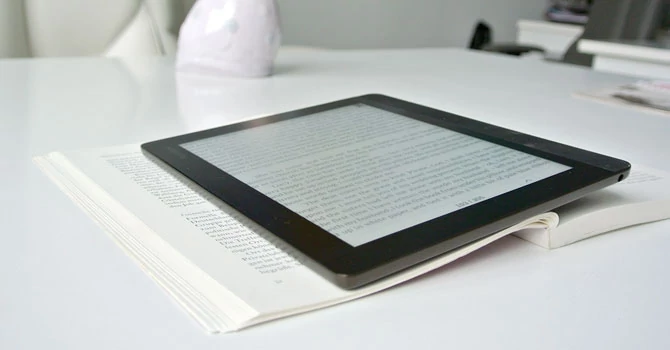 Rozwiązaniem problemów z przepełnieniem walizki czy regałów książkami są obecnie czytniki e-booków wyposażone w ekrany wykonane z e-papieru.