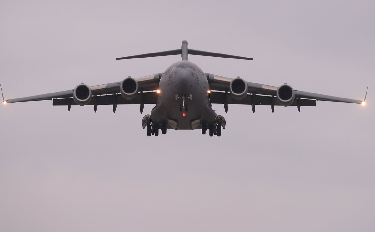 Amerykański samolot transportowy ląduje w Południowej Korei