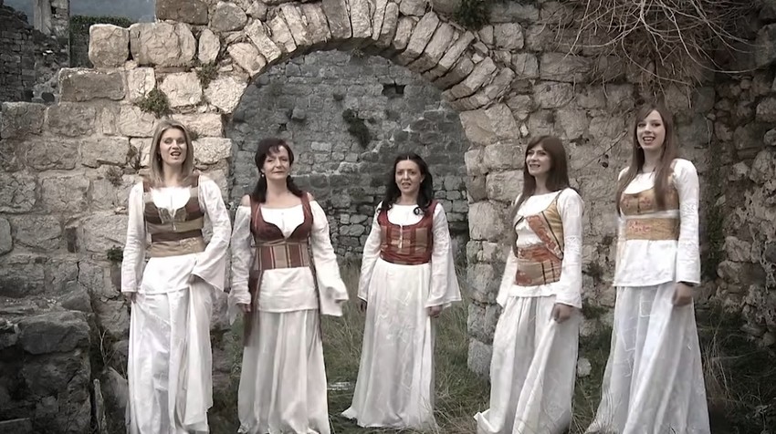 Etno grupa Zora, Danica Crnogorčević prva sa desne strane