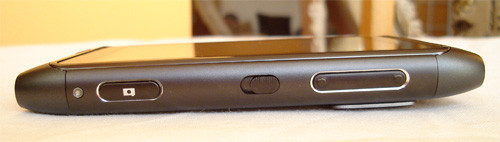 Od lewej: przycisk aparatu/kamery, guzik szybkiego blokowania i kontrolery głośności (w trybie aparatu/kamery działają także jako zoom)