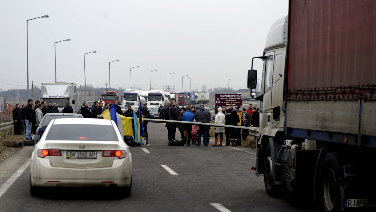 Wczesnym popołudniem blokujący po stronie ukraińskiej drogę dojazdową do przejścia granicznego w Korczowej usunęli blokadę. Przejazd odbywa się już bez utrudnień - poinformowała rzeczniczka BiOSG w Przemyślu mjr Elżbieta Pikor.