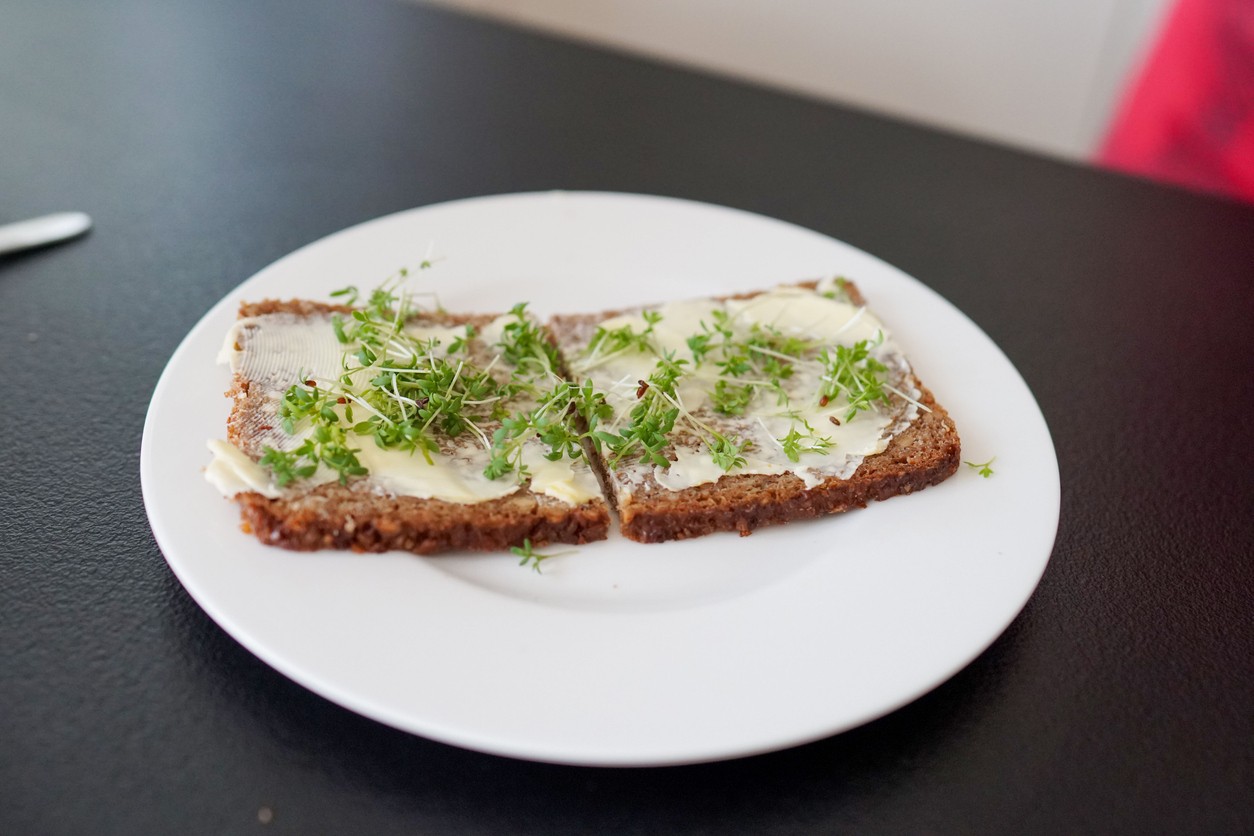 Žeruchu nemusíte zložito pripravovať. Čerstvé lístky stačí pridať na chlieb či toast, do nátierky alebo nimi tesne pred podávaním posypať hotové jedlo.