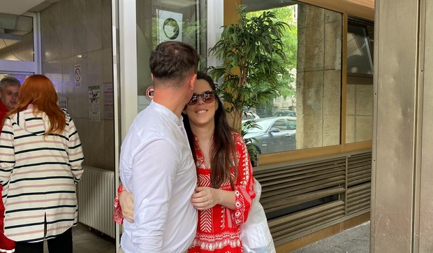 Dinča izveo ženu iz porodilišta