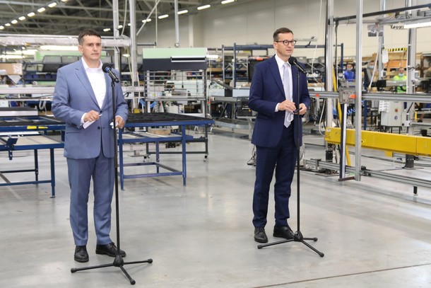 Mateusz Kłosek i Mateusz Morawiecki podczas konferencji w siedzibie firmy w Kornicach, lipiec 2021 r.