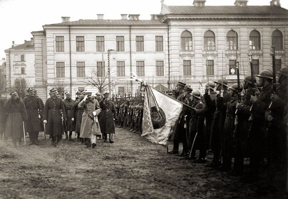 Przegląd oddziałów Wojska Polskiego na Placu Łukiskim w Wilnie, tuż po zajęciu miasta. 