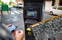 Parkowanie w Warszawie. Wielu kierowców nie wie o tej zasadzie