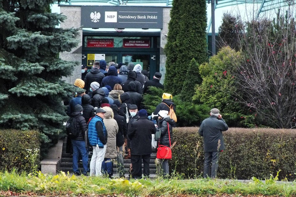 Spora kolejka i awantura przed bankiem w Kielcach. Poszło o banknoty i monety z Lechem Kaczyńskim