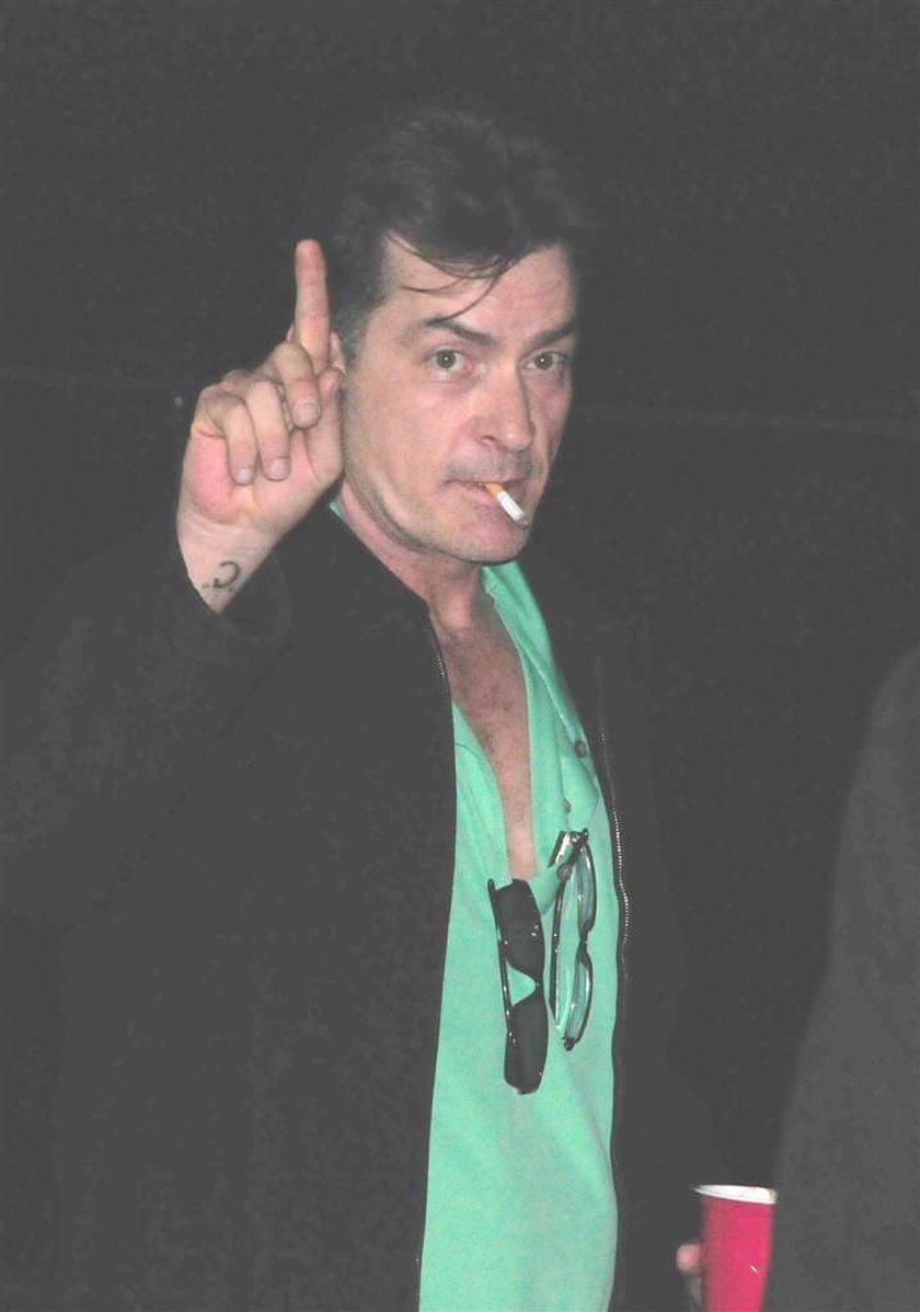 Charlie Sheen tryska humorem