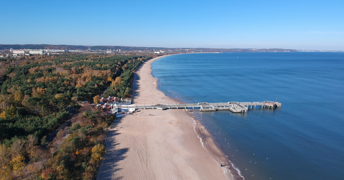 Gdańsk Auto na plaży w Brzeźnie. Ktoś zdjął rejestrację i