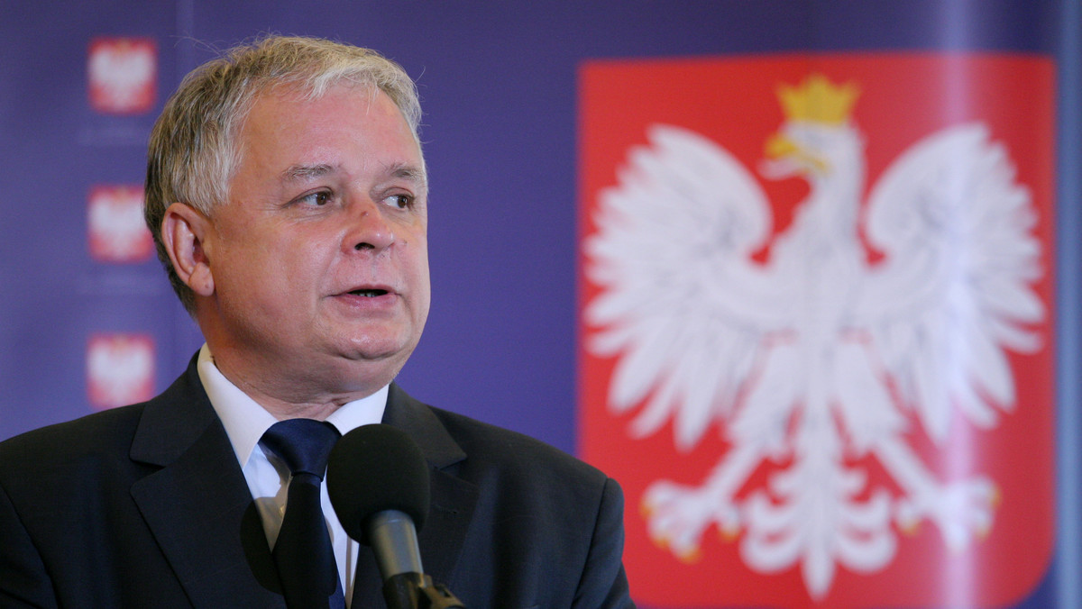 Prezydent Lech Kaczyński spotkał się z przedstawicielami świata finansów i bankowości, aby rozmawiać o skutkach kryzysu ekonomicznego na świecie i jego wpływu na Polskę. - Mamy nauczkę, trzeba brać pożyczki w złotówkach - powiedział prezydent po spotkaniu.