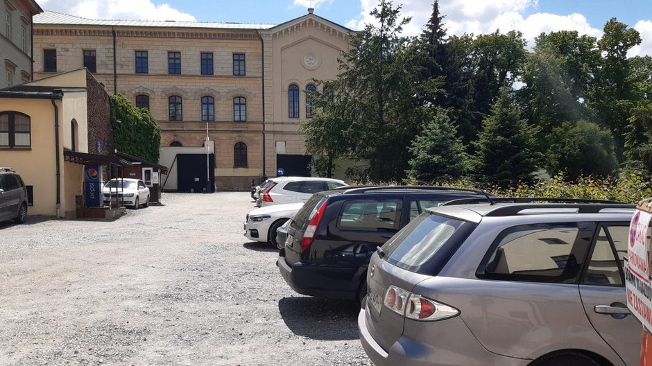 Parking wynajmowany przez miasto od zakonników