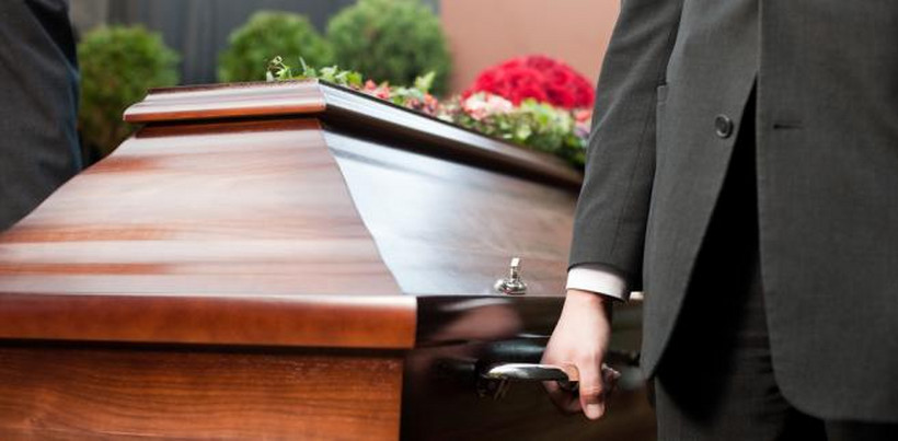Zasiłek pogrzebowy przysługuje w razie śmierci ubezpieczonego, osoby pobierającej emeryturę lub rentę, a także członków ich rodzin.