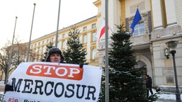 rolnicy okupują kprm w warszawie. żądają spotkania z premierem tuskiem