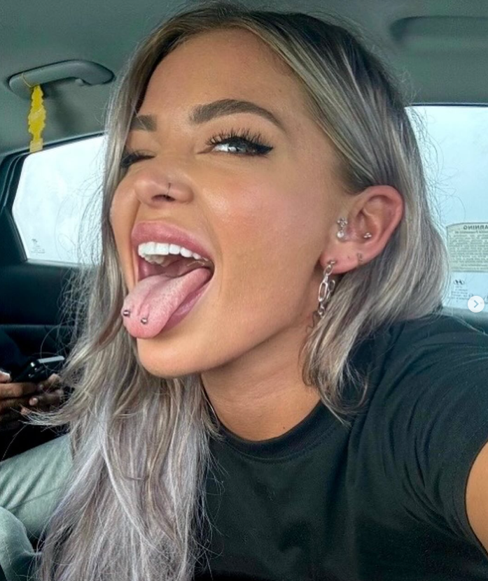 Po tom, čo jej kariérny úspech rapídne stúpal, Hayley prijala každú ponuku, ktorá sa jej naskytla.
