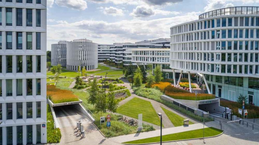 Dzięki podziemnemu parkingowi teren wokół budynków wykorzystano do stworzenia zielonej przestrzeni z ciągami pieszymi, zbiornikami wodnymi oraz małą architekturą. Ogród służy jako miejsce spotkań i zmienia charakter typowego kompleksu biurowego. Nieogrodzona powierzchnia została zaaranżowana krajobrazowo, a rodzime i miejscowo przystosowane gatunki roślin rosną również na powierzchniach dachów Business Garden. Tereny zielone, wraz z ogrodem i zielonymi dachami, zajmują niemal 60 proc. przestrzeni, na której znajdują się biurowce.