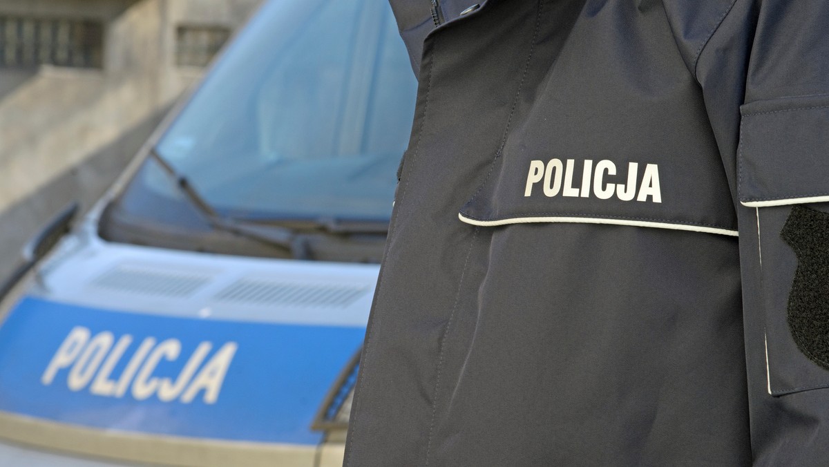 Policja sprawdza, kto na drogach w okolicy Piły (Wielkopolskie) montuje w jezdni ostre przedmioty uszkadzające auta. Funkcjonariusze czekają na informacje od osób, które zostały poszkodowane w taki sposób.