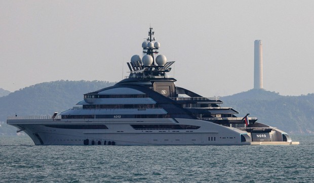 Luksuzni brod sa više paluba, vredan 500 miliona dolara, bez problema je prošao kroz trenutno najopasniju pomorsku rutu na svetu | Foto: Reuters