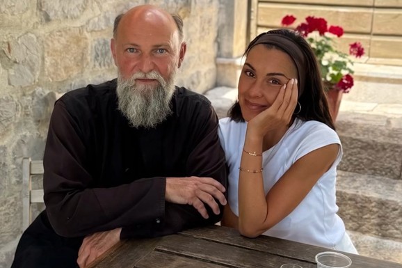 NA STOLU TANJIR PUN MASLINA, BAKLAVA i KAFA Draganu Mićalović otac Jovan dočekao u manastiru, prizor iz svetinje oduševio: "DUŠA NA MESTU"
