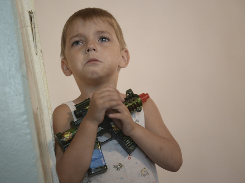 Według oficjalnych danych, do tej pory z Donbasu wyjechało ponad 10 tysięcy osób. Dane przedstawiane przez pozarządowe organizacje zajmujące się na Ukrainie pomocą dla przymusowych przesiedleńców informują o znacznie większej liczbie mogącej sięgać nawet stu tysięcy osób.