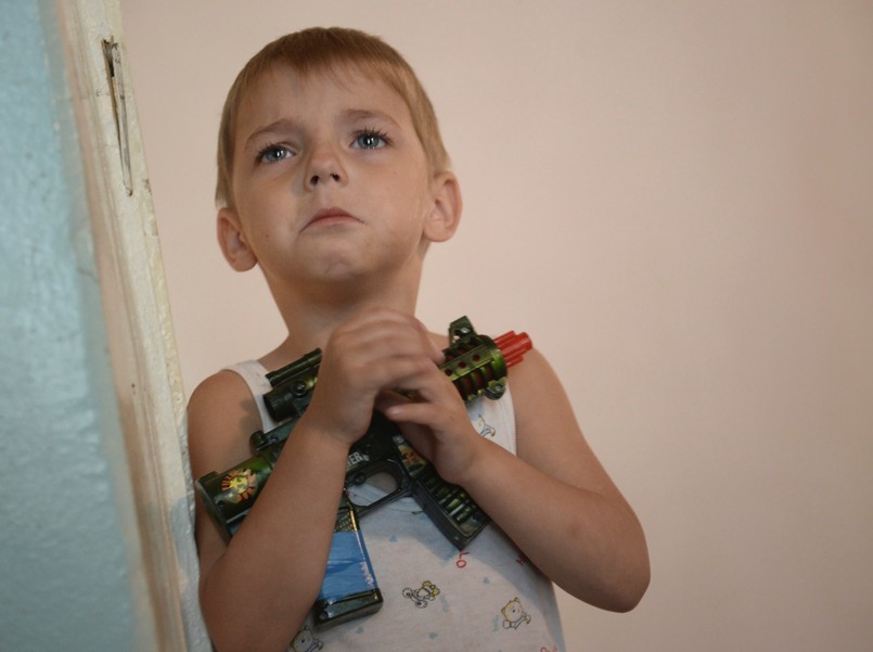 Według oficjalnych danych, do tej pory z Donbasu wyjechało ponad 10 tysięcy osób. Dane przedstawiane przez pozarządowe organizacje zajmujące się na Ukrainie pomocą dla przymusowych przesiedleńców informują o znacznie większej liczbie mogącej sięgać nawet stu tysięcy osób.