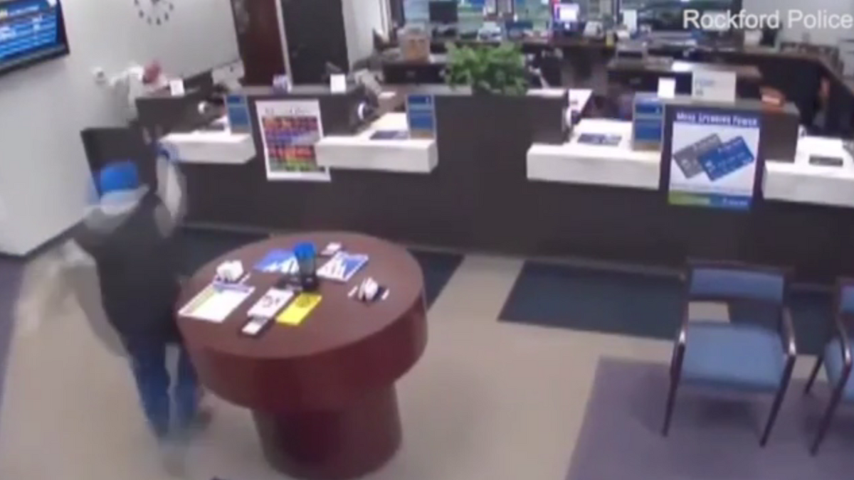 Sokkoló: így lőtte le a biztonsági őr a bankrablót - videó - Blikk