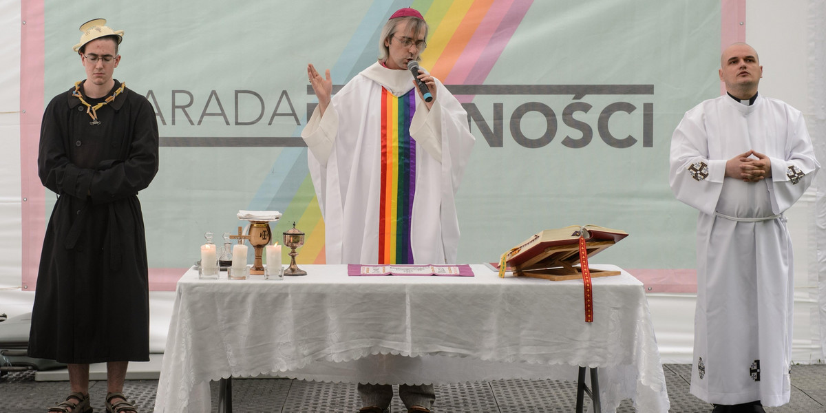 Ks. Szymon Niemiec podczas mszy na Paradzie Równości w 2019 r.