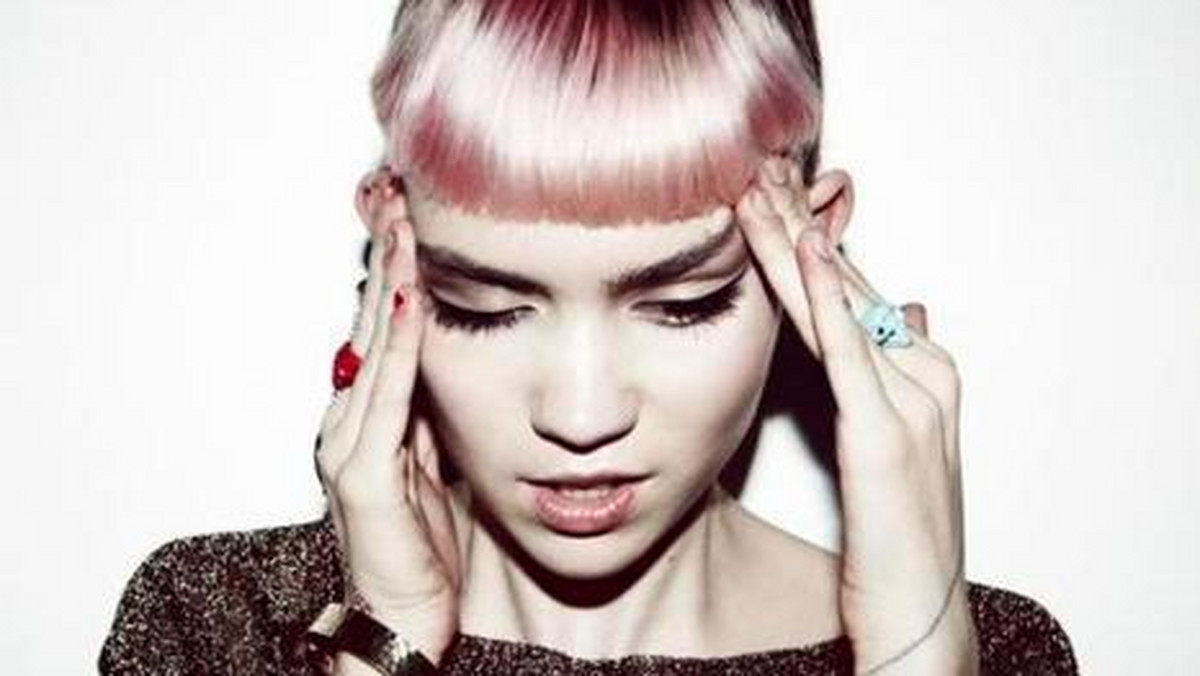 Grimes podpisała kontrakt płytowy z należącą do Jaya Z wytwórnią Roc Nation.