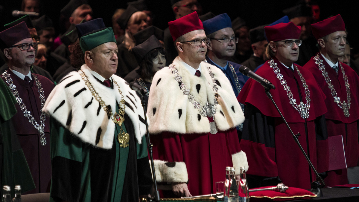 Politechnika Białostocka i Uniwersytet w Białymstoku będą analizować, czy warto połączyć obie uczelnie i na jakich zasadach. Do końca marca przyszłego roku ma powstać raport, na podstawie którego uczelnie będą mogły podjąć ewentualną decyzję.