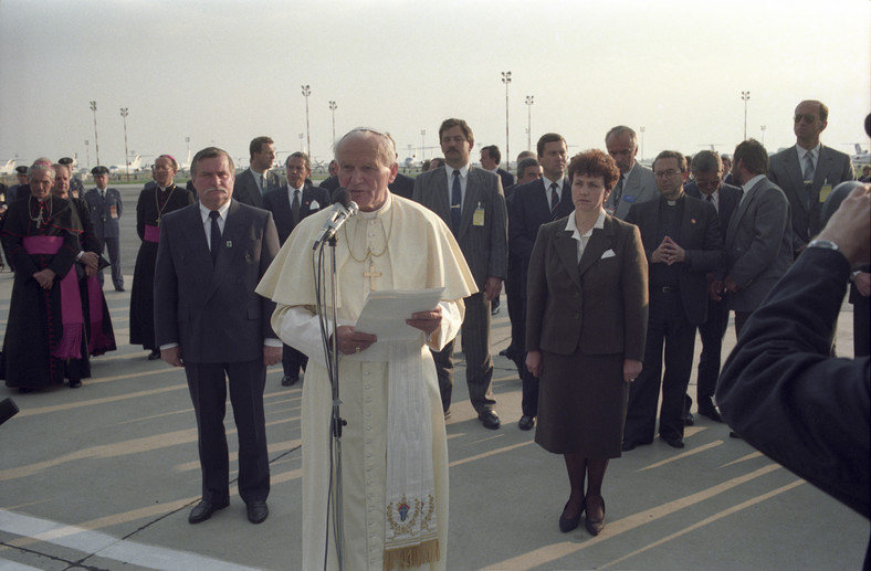 Warszawa, 1991 r. Pielgrzymka papieża Jana Pawła II do Polski. Pożegnanie na lotnisku Okęcie przez prezydenta  Lecha Wałęsę i jego małżonkę Danutę 