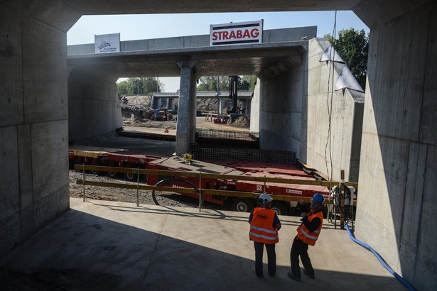 Nowa droga będzie przedłużeniem istniejącego połączenia, które urywa się przy stacji metra Stadion Narodowy. fot. (zuz) PAP/Jakub Kamiński