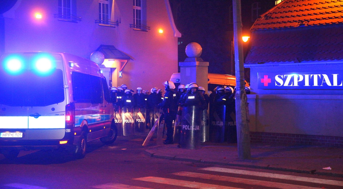 KNURÓW: NOCNE STARCIA Z POLICJĄ PRZED SZPITALEM, W KTÓRYM ZMARŁ KIBIC