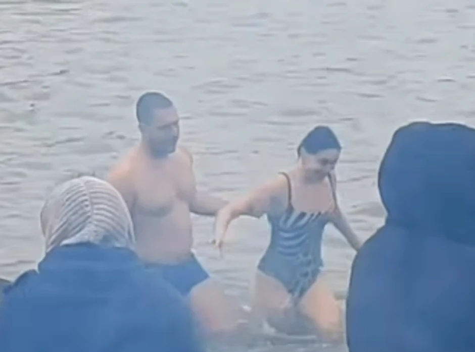 Fitnes liznakinja plivala sa dečkom za Lasni krst