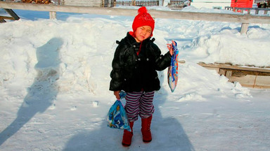 4-latka niczym współczesny Czerwony Kapturek. Przeszła 7 km w śniegu, by sprowadzić pomoc dla babci