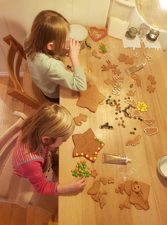 Barn gir pepperkaker til besteforeldre