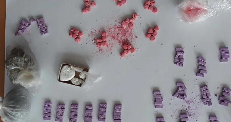 Zaplenjena droga u obliku kruna i domina