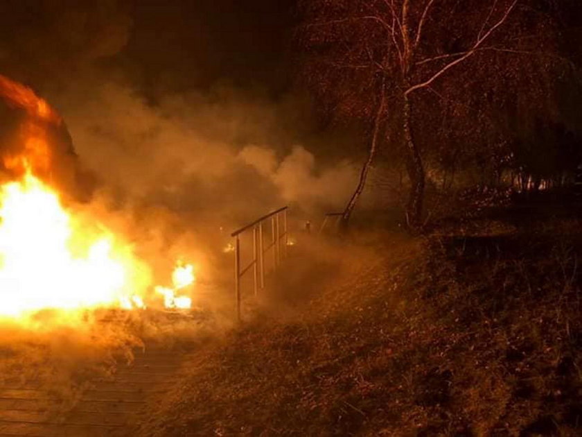 Pożar promenady w Trzebieży. Policja zatrzymała podejrzanych