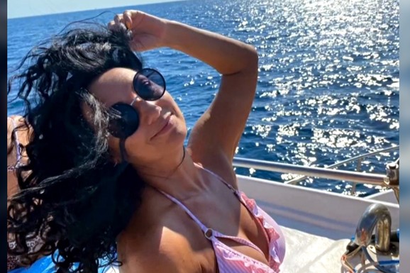 (FOTO) DUGE NOGE BEZ GRAMA CELULITA Naša pevačica (55) se sk