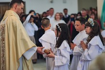 Pierwsza komunia 2026. Podpowiadamy jak dobrać dobry prezent, gdy kopertę zastąpiła elektronika