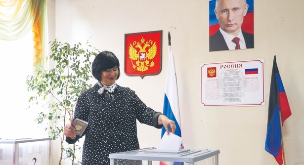 Głosujący w okupowanym Doniecku.