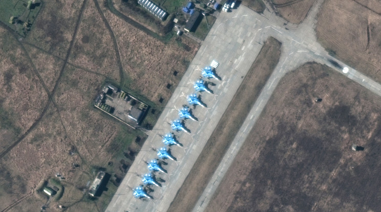 A Maxar Technologies által közreadott műholdfelvételen az orosz légierő Szuhoj Szu-34-es vadászbombázói sorakoznak a Primorszko-Ahtarszk légibázison az oroszországi Krasznodar Krajban 2022.február 13-án. / Fotó: MTI/EPA/Maxar Technologies