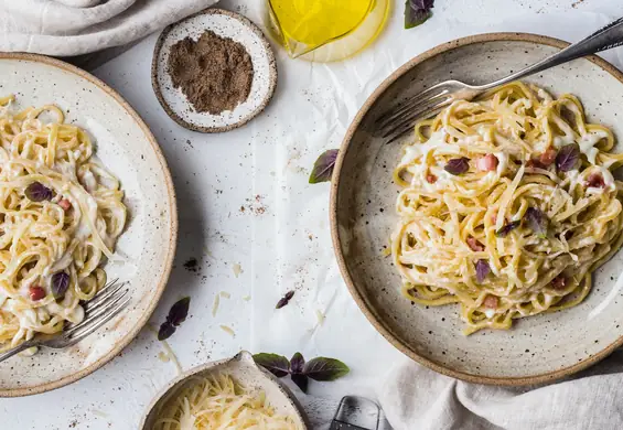 Wegańska carbonara w pysznej i prostej odsłonie. Gotowa w 15 minut!