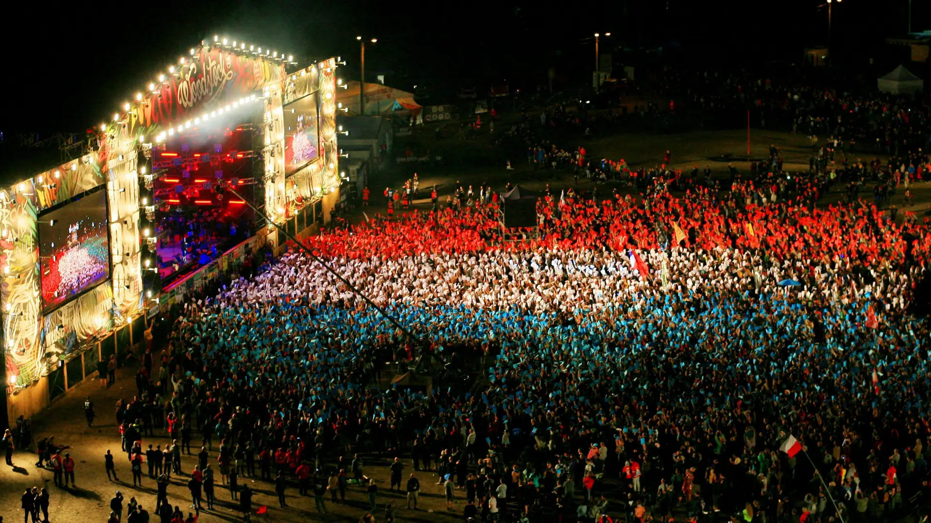 Tysiące kartek w barwach francuskiej flagi. Uczestnicy Przystanku Woodstock oddali hołd ofiarom zamachów w Nicei