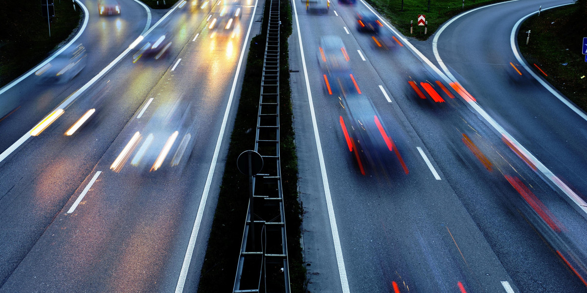 Gwałt na autostradzie. Na oczach dzieci dopadło ją 15 mężczyzn