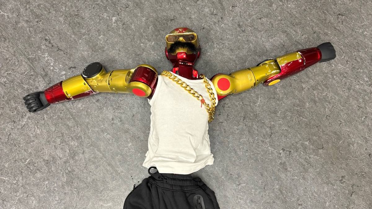 Un robot cu ochelari de soare, lanț de aur și mustață falsă, „reținut” de polițiști. Ar fi pipăit o tânără de 16 ani, în Germania